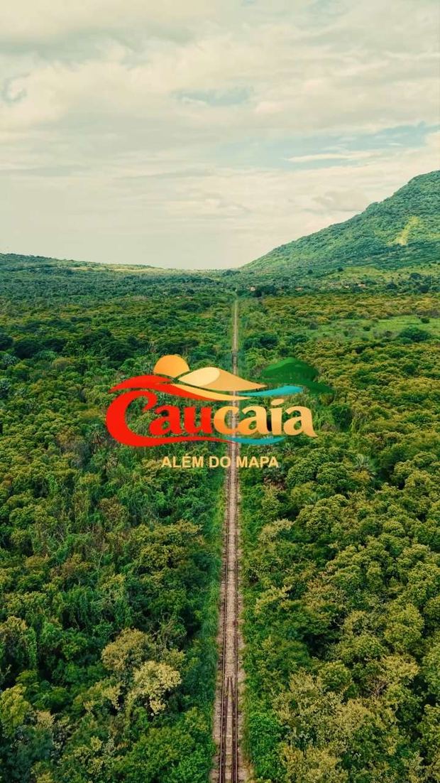 Vista aérea de mata verde cortada por uma trilha, com a marca da série Caucaia Além do Mapa