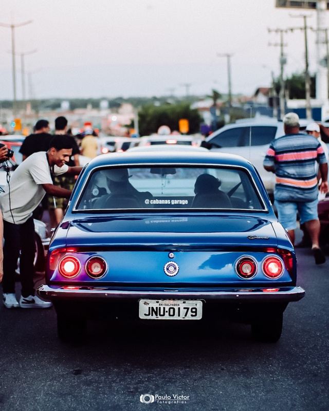Carro azul antigo na rua durante o evento