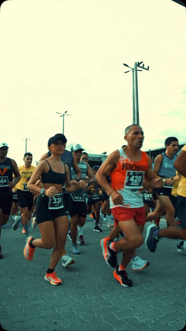 Corredores em movimento numa avenida de Caucaia