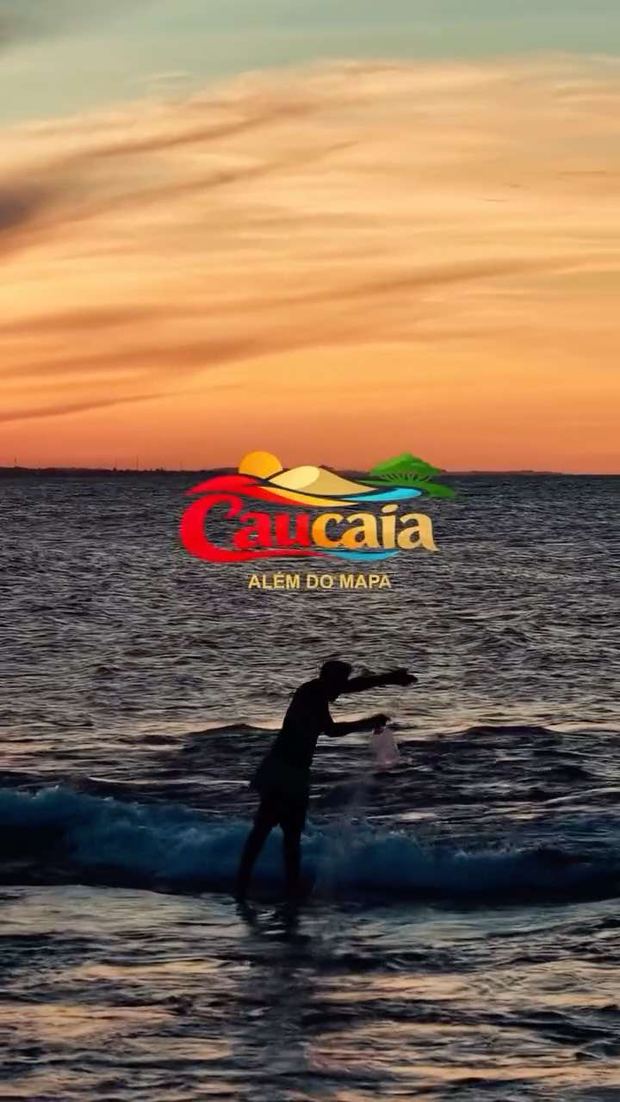 Silhueta de uma pessoa diante do mar ao pôr do sol