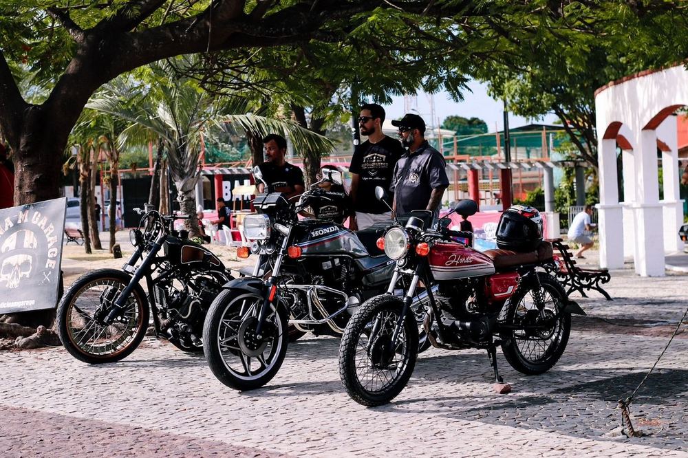 Motos customizadas estacionadas em uma praça