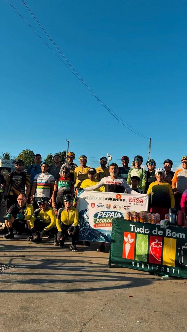 Grupo de ciclistas reunido antes do pedal