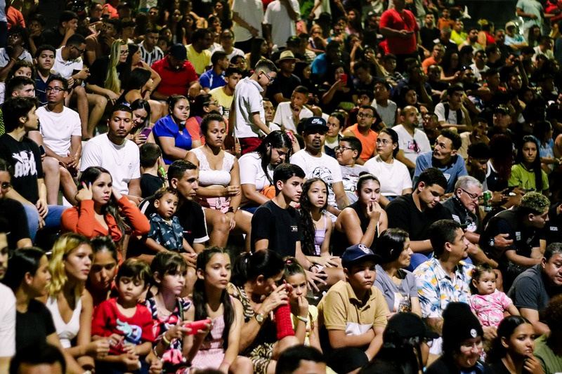 Plateia lotada assistindo a uma apresentação no Caucaia Classics Custom