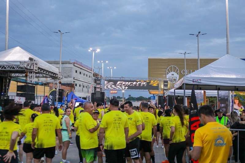 Corredores de camisa amarela concentrados na largada do Fort Fit Run Fest